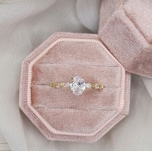 Elegant Oval-Cut Diamond Engagement Ring